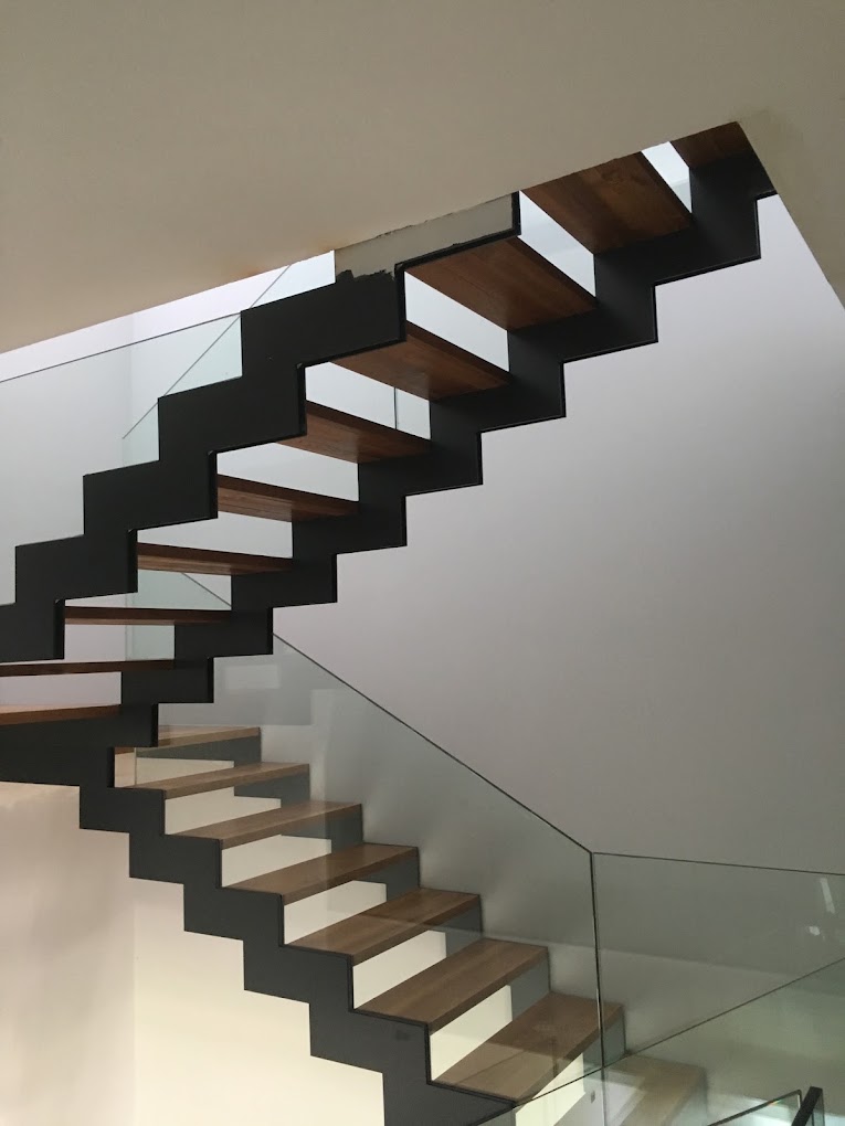 Vista inferior de escalera metálica con peldaños de madera